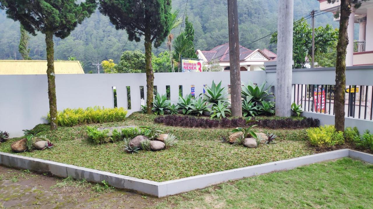Villa Batumarta Tawangmangu Exterior photo